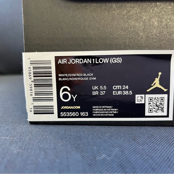 Air Jordan 1 Low, Big Kids' Shoes
White/Black/Gym Red
Size 6Y - Picture 4 of 5